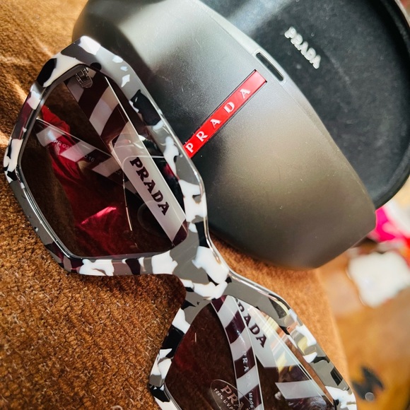 Prada sunglasses - Picture 2 of 3